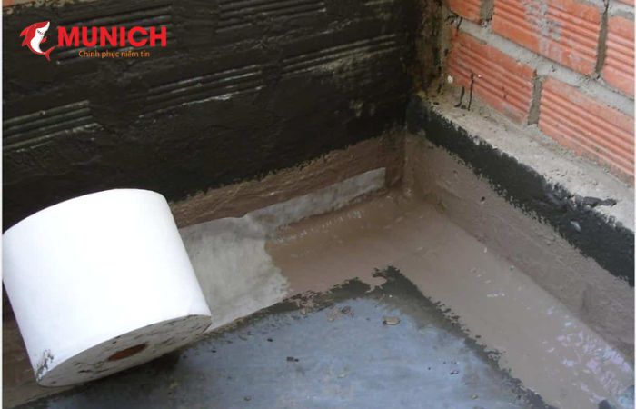 Dán phủ thêm lưới gia cố xung quanh chân tường