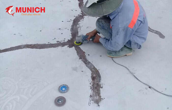 Xử lý các vết nứt trên bề mặt sàn trước khi thi công
