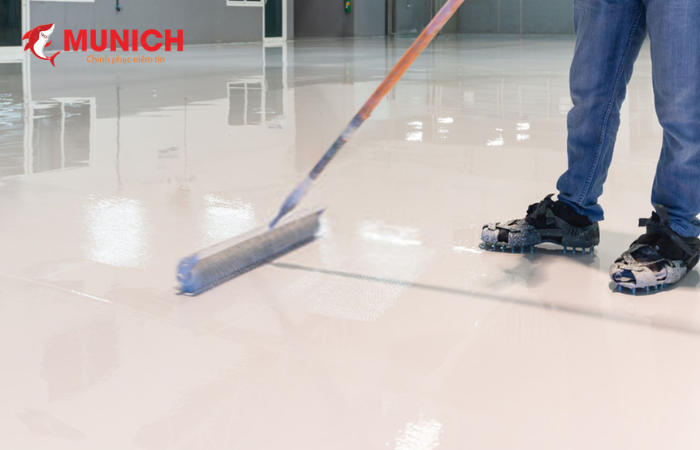 Tiến hành đổ sơn ra sàn và bắt đầu sơn