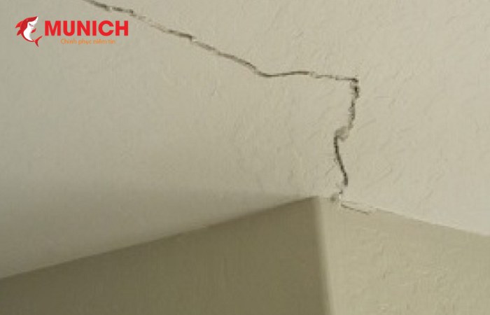 Hiện tượng nứt trần nhà để lâu ngày dễ gây thấm dột nước mưa