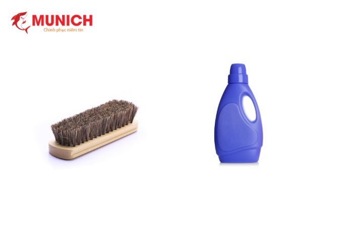 Bàn chải, chất tẩy rửa (chất chống rêu), máy bơm và vòi phun nước