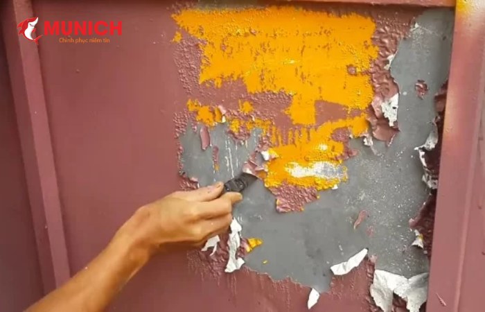 Tẩy sơn kim loại nhằm thay thế một lớp sơn mới chất lượng